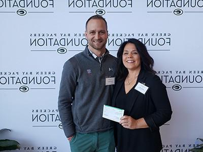 社区和政府关系副总裁Stephanie Sklba接受捐赠.